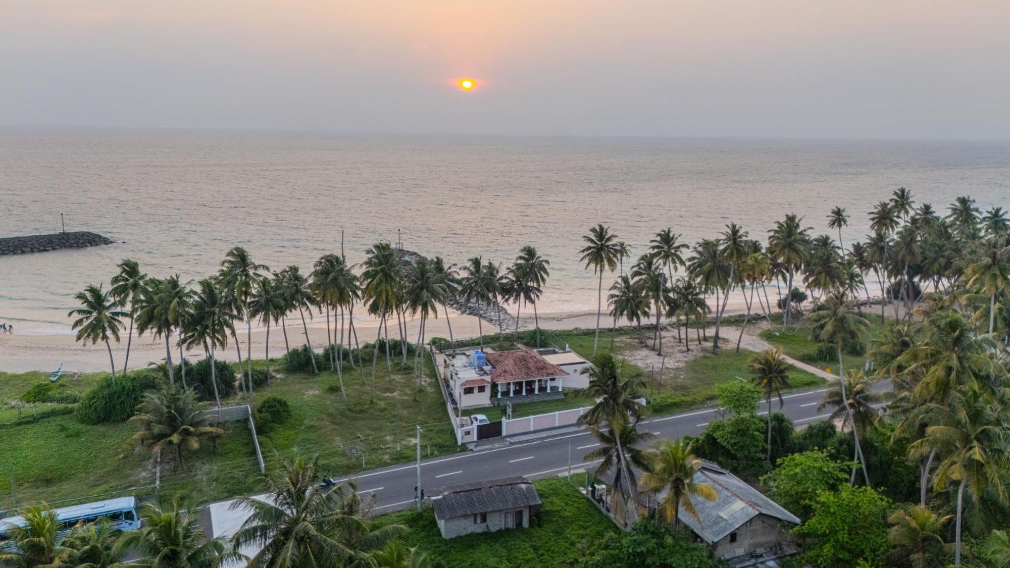 Hotel House By The Sea Hikka Hikkaduwa Exterior foto